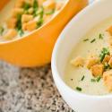 क्रॉउटन्ससह कोमल आणि समाधानकारक मॅश बटाटा सूप क्लासिक मॅश बटाटा सूप