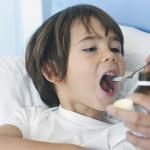 Wie und wie man Husten bei Kindern zu Hause behandelt: die wirksamsten Methoden der traditionellen Medizin Wie man ein Kind schnell und effektiv von Husten heilt